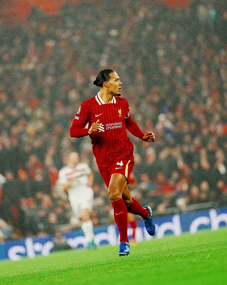 Không những cao to, Virgil van Dijk còn rất nhạy bén. (Ảnh: Sportbuzz) Không những cao to, Virgil van Dijk còn rất nhạy bén. (Ảnh: Sportbuzz)