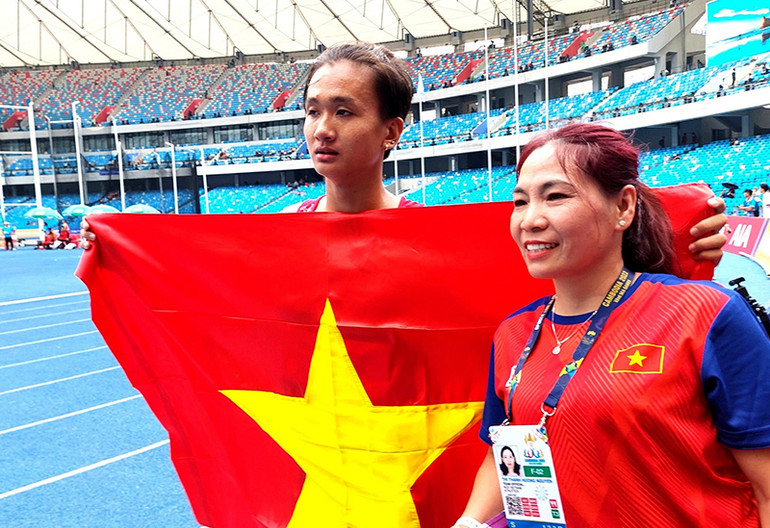 Nhi Yến và HLV Thanh Hương tại SEA Games 32. Ảnh: Nguyên Khôi