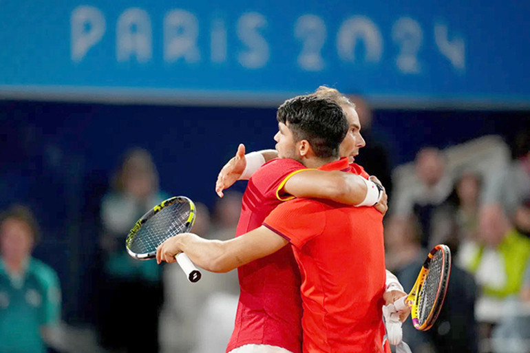 Cái ôm của Nadal và Alcaraz.