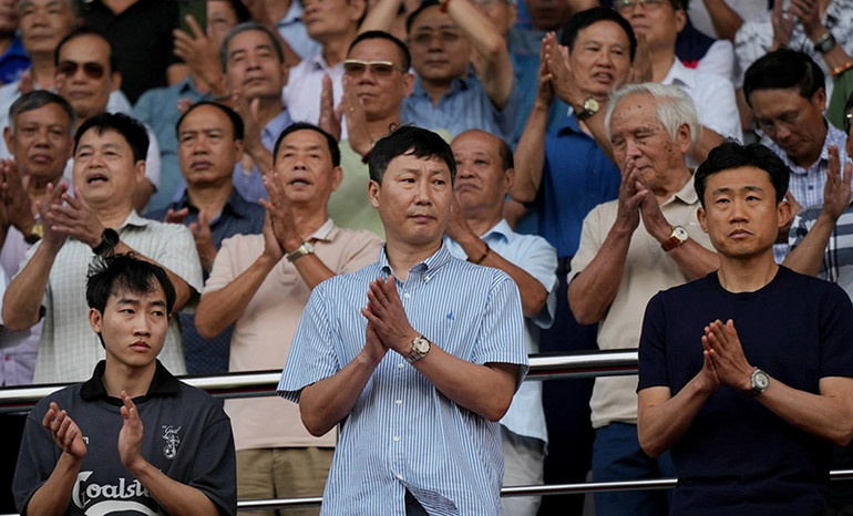 HLV Kim Sang-sik dự khán trên sân Thiên Trường theo dõi trận đấu giữa Nam Định và Hải Phòng. (Ảnh: Cao Oanh) HLV Kim Sang-sik dự khán trên sân Thiên Trường theo dõi trận đấu giữa Nam Định và Hải Phòng. (Ảnh: Cao Oanh)