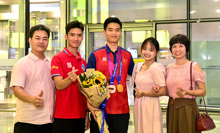 Ông Phạm Cao Sơn (ngoài cùng bên trái) cùng gia đình đón Quang Huy tại sân bay. (Ảnh: N.T) Ông Phạm Cao Sơn (ngoài cùng bên trái) cùng gia đình đón Quang Huy tại sân bay. (Ảnh: N.T)