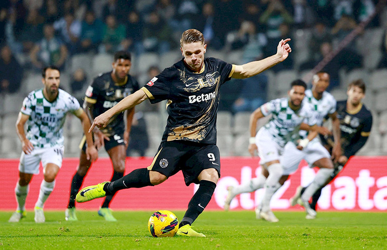 Với sự mạnh mẽ, nhiều đội bóng lớn đều muốn có chữ ký của Gyokeres. (Ảnh: Reuters) Với sự mạnh mẽ, nhiều đội bóng lớn đều muốn có chữ ký của Gyokeres. (Ảnh: Reuters)