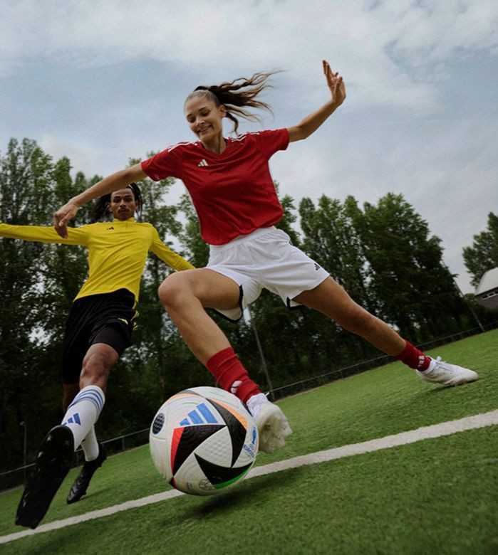 Quả bóng Fussballliebe mang tới sự đột phá với công nghệ tiên tiến nhất. Quả bóng Fussballliebe mang tới sự đột phá với công nghệ tiên tiến nhất.