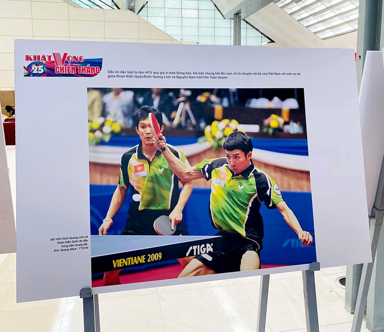 Hình ảnh Đoàn Kiến Quốc và Đinh Quang Linh thi đấu SEA Games 25-2005 được BTV SEA Games 31 trưng bày tại Hà Nội. Ảnh: Minh Chiến