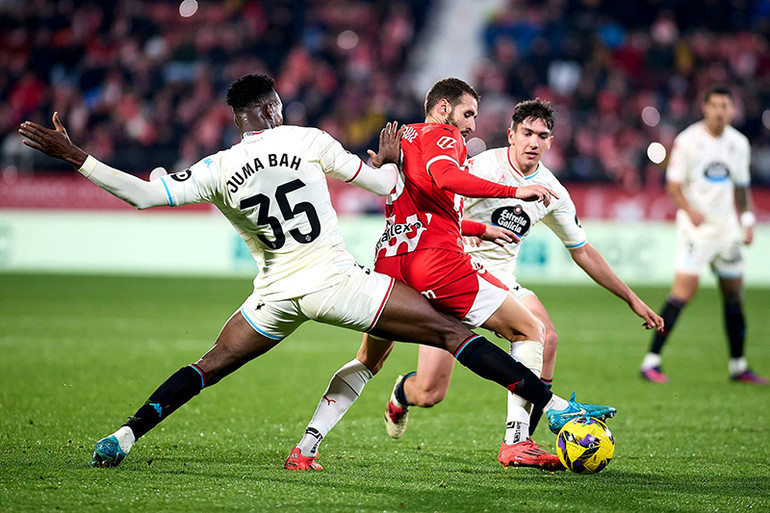 Juma Bah có thể hình rất tốt. Juma Bah có thể hình rất tốt.