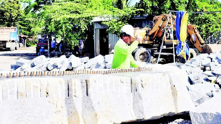 Lao động làm việc trong môi trường nắng nóng cao độ. Lao động làm việc trong môi trường nắng nóng cao độ.