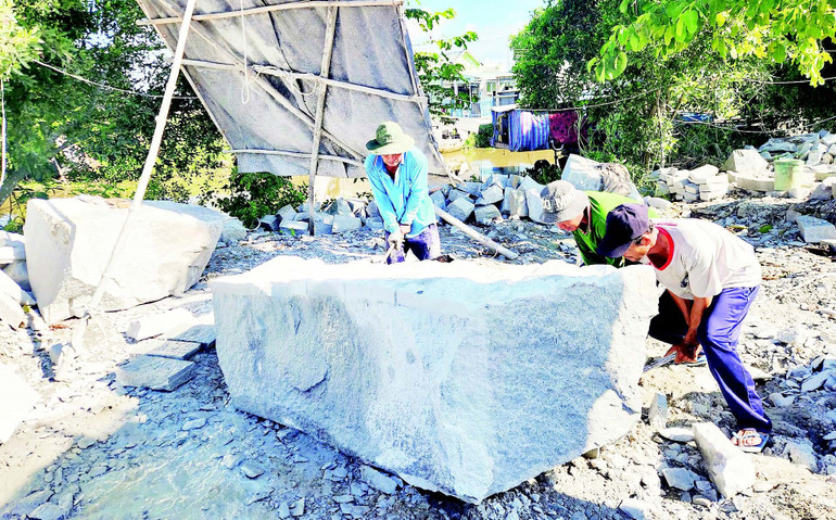 Người lao động làm việc bên cạnh những tảng đá lớn, rất dễ bị đá lăn đè lên chân. Người lao động làm việc bên cạnh những tảng đá lớn, rất dễ bị đá lăn đè lên chân.