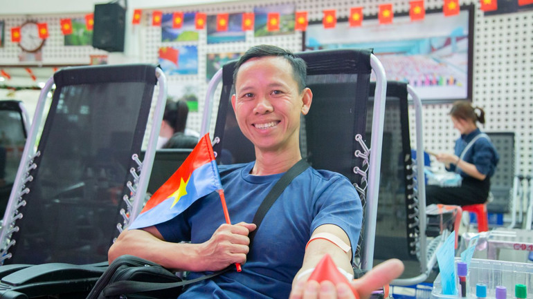 Anh Lê Duy Vĩnh trong lần hiến máu đặc biệt. (Ảnh: Viện Huyết học-Truyền máu Trung ương)