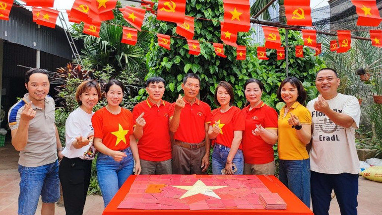 Gia đình ông Lê Trung Truyền kỷ niệm ngày lễ lớn của đất nước theo cách riêng. (Ảnh: Viện Huyết học-Truyền máu Trung ương)