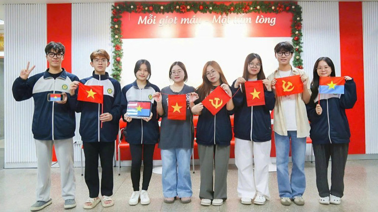 Gần tới ngày lễ lớn, các bạn trẻ rủ nhau đi hiến máu như một cách thể hiện tình yêu nước. (Ảnh: Viện Huyết học-Truyền máu Trung ương)