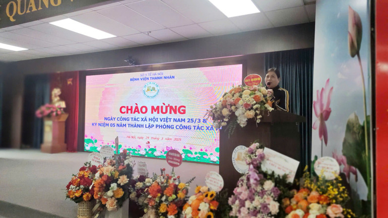 Chị Vũ Thị Thủy (người nhà bệnh nhân N.V.M.T) gửi lời tri ân tới tập thể y bác sĩ và phòng Công tác xã hội Bệnh viện Thanh Nhàn, các mạnh thường quân đã hỗ trợ quá trình điều trị.