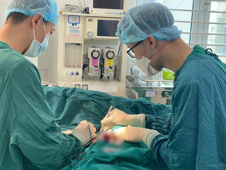 Các bác sĩ tiến hành phẫu thuật cắt bỏ khối u hơn 3kg cho bệnh nhân. (Ảnh: Bệnh viện đa khoa Hà Đông)