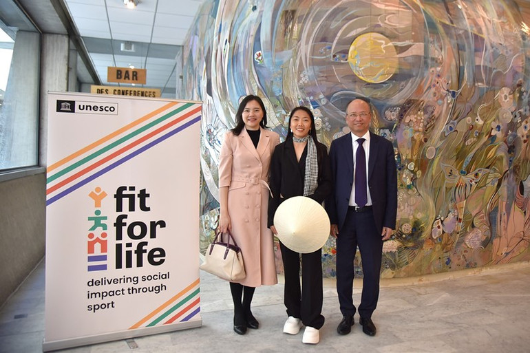 Đại sứ Việt Nam tại Pháp Đinh Toàn Thắng, Đại sứ, Trưởng Phái đoàn thường trực Việt Nam bên cạnh UNESCO Nguyễn Thị Vân Anh chụp ảnh lưu niệm cùng cầu thủ Huỳnh Như bên thềm tọa đàm. (Ảnh: MINH DUY)