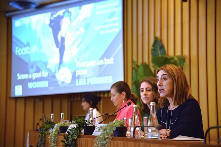 Bà Begoña Lasagabaster, Vụ trưởng phụ trách về bình đẳng giới của UNESCO cho rằng, số lượng hình ảnh các nữ vận động viên xuất hiện trên thông tin đại chúng vẫn còn ở mức khiêm tốn. (Ảnh: MINH DUY)