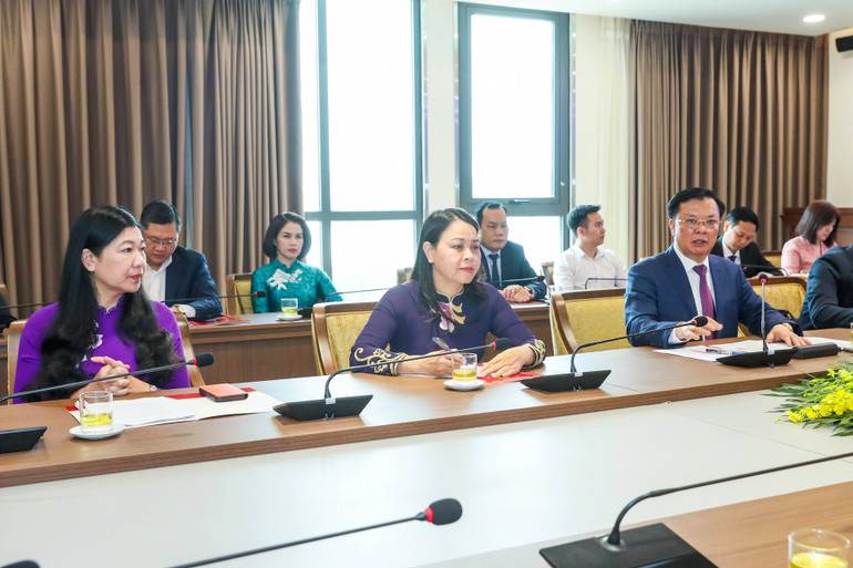 Bí thư Thành ủy Đinh Tiến Dũng, Phó Chủ tịch, Tổng Thư ký Ủy ban Trung ương Mặt trận Tổ quốc Việt Nam Nguyễn Thị Thu Hà và các đại biểu dự buổi tiếp.
