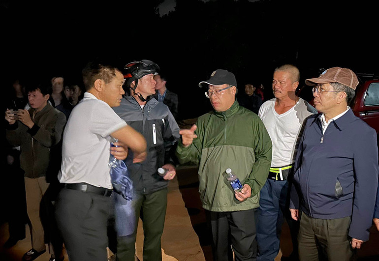 Phó Chủ tịch Ủy ban nhân dân tỉnh Lâm Đồng Nguyễn Ngọc Phúc (giữa) chỉ đạo chữa cháy tại hiện trường trong đêm 7/4.