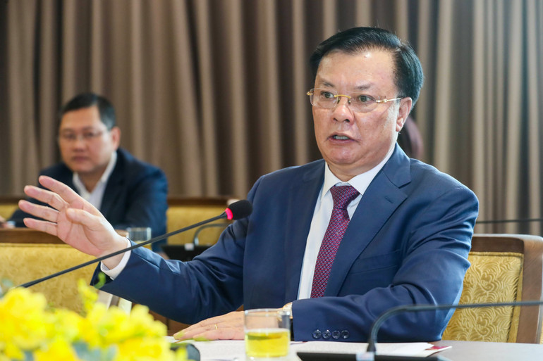 Bí thư Thành ủy Đinh Tiến Dũng phát biểu tại buổi tiếp.