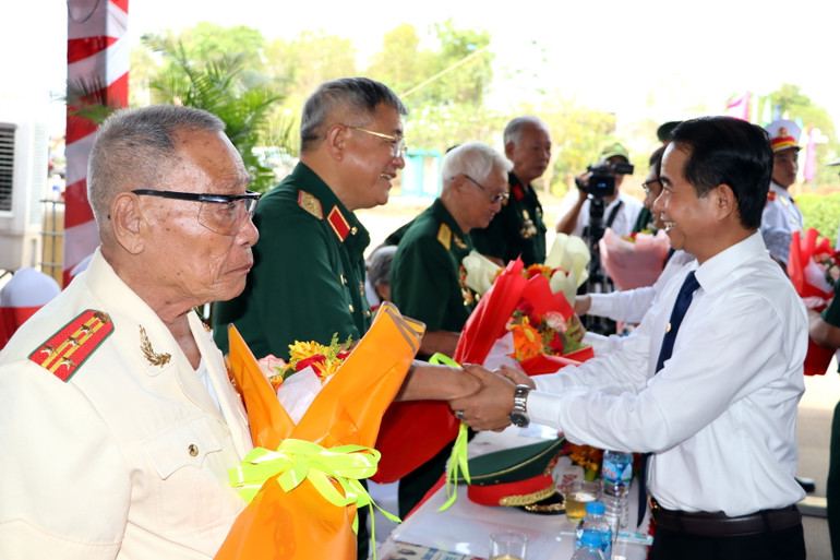 Lãnh đạo tỉnh Đồng Nai tặng hoa các Anh hùng lực lượng vũ trang nhân dân tại buổi họp mặt.