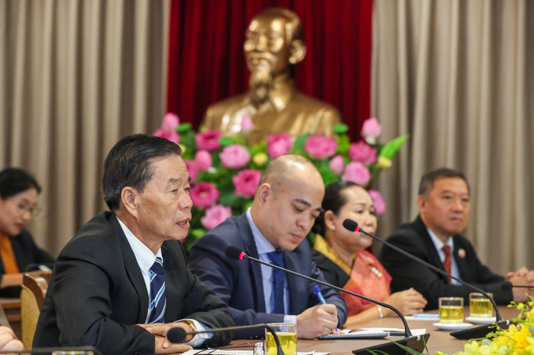 Chủ tịch Ủy ban Trung ương Mặt trận Lào xây dựng đất nước Sinlavong Khoutphaythoune phát biểu tại buổi tiếp.