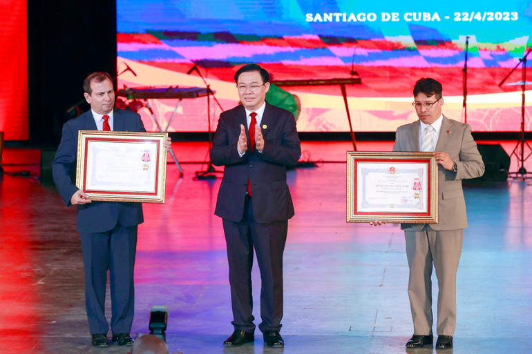 Chủ tịch Quốc hội Vương Đình Huệ trao tặng Huân chương hữu nghị cho hai cá nhân có thành tích xuất sắc của Viện Cuba hữu nghị với các dân tộc và Hội hữu nghị Cuba-Việt Nam. (Ảnh: TTXVN) Chủ tịch Quốc hội Vương Đình Huệ trao tặng Huân chương hữu nghị cho hai cá nhân có thành tích xuất sắc của Viện Cuba hữu nghị với các dân tộc và Hội hữu nghị Cuba-Việt Nam. (Ảnh: TTXVN)