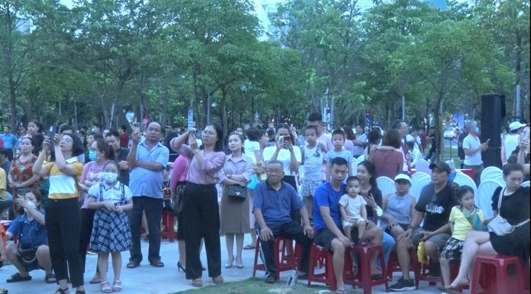 Hàng nghìn người dân và du khách đã đổ về Quảng trường Quy Nhơn để chiêm ngưỡng khinh khí cầu với đủ màu sắc, kích thước và chủng loại.