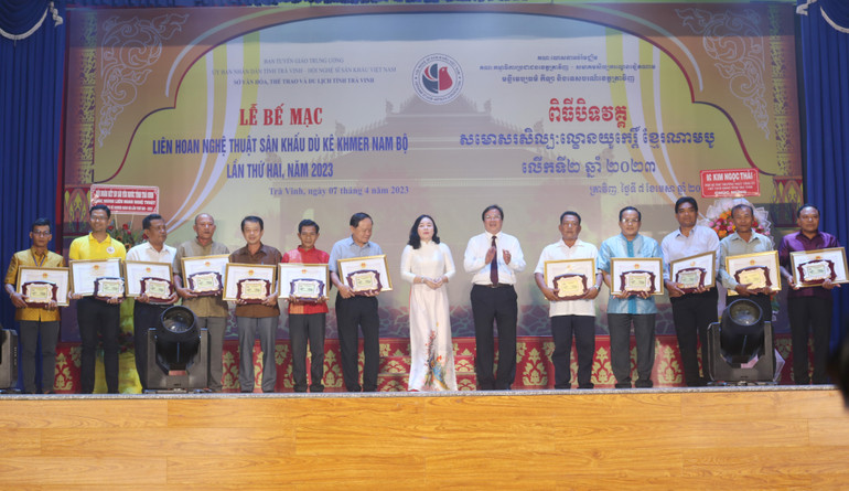 Đại diện các đơn vị Liên hoan nghệ thuật sân khấu Dù Kê Khmer Nam Bộ lần thứ II nhận Bằng khen và biểu trưng.