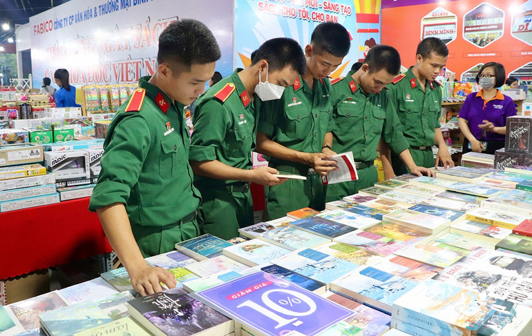 Nhiều chiến sĩ lực lượng vũ trang đến tham quan và trải nghiệm đọc sách tại Ngày Sách và Văn hóa đọc Việt Nam tại Bình Dương. Nhiều chiến sĩ lực lượng vũ trang đến tham quan và trải nghiệm đọc sách tại Ngày Sách và Văn hóa đọc Việt Nam tại Bình Dương.