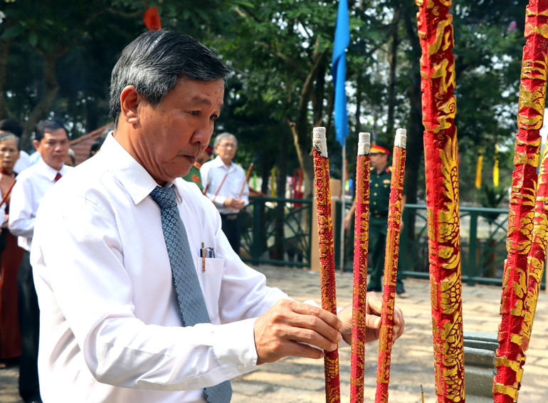 Đồng chí Hồ Thanh Sơn, Phó Bí thư thường trực Tỉnh ủy Đồng Nai dâng hương tại đài tưởng niệm Căn cứ Tỉnh ủy Biên Hòa U1.