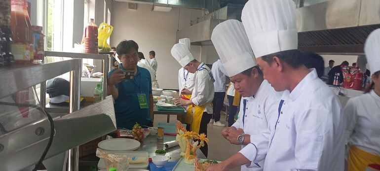 Các đầu bếp chế biến món ăn từ ghẹ Hàm Ninh-Phú Quốc.