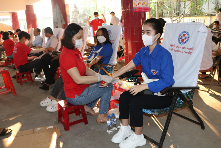 Hàng trăm người dân tỉnh Quảng Ngãi tham gia Ngày toàn dân hiến máu tình nguyện năm 2023. Hàng trăm người dân tỉnh Quảng Ngãi tham gia Ngày toàn dân hiến máu tình nguyện năm 2023.