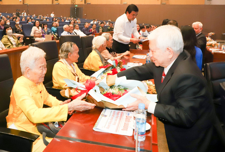 Nguyên Chủ tịch nước Nguyễn Minh Triết thăm hỏi và trao tặng quà cho các Mẹ Việt Nam Anh hùng.