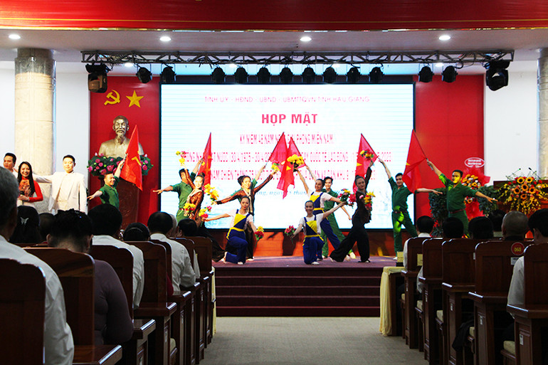 Văn nghệ chào mừng tại buổi họp mặt.