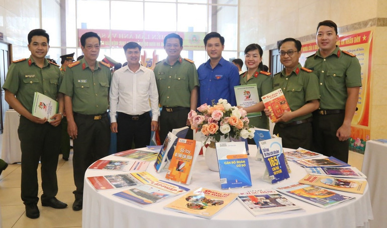 Triển lãm sách, ảnh “Công an Bình Dương học tập, thực hiện 6 điều Bác Hồ dạy”. Triển lãm sách, ảnh “Công an Bình Dương học tập, thực hiện 6 điều Bác Hồ dạy”.