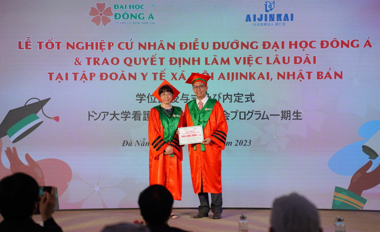Tập đoàn y tế xã hội Aijinkai trao 30 suất học bổng với tổng trị giá 300 triệu đồng dành cho sinh viên Đà Nẵng.