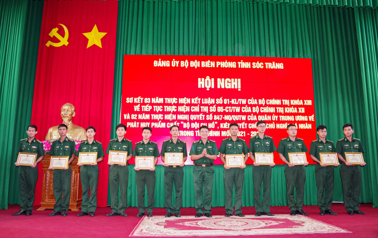 Đại tá Lê Văn Anh, Phó Chính ủy Bộ đội biên phòng tỉnh Sóc Trăng, trao giấy khen cho các tập thể và cá nhân. Đại tá Lê Văn Anh, Phó Chính ủy Bộ đội biên phòng tỉnh Sóc Trăng, trao giấy khen cho các tập thể và cá nhân.