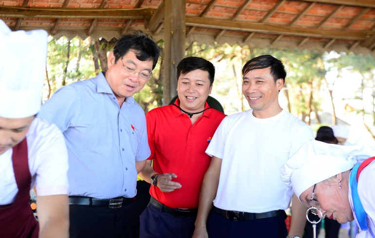 Đồng chí Trần Đình Khoa, Bí thư Thành ủy Vũng Tàu tham quan phần thi Ẩm thực của Tiểu trại Vietsovpetro. Đồng chí Trần Đình Khoa, Bí thư Thành ủy Vũng Tàu tham quan phần thi Ẩm thực của Tiểu trại Vietsovpetro.