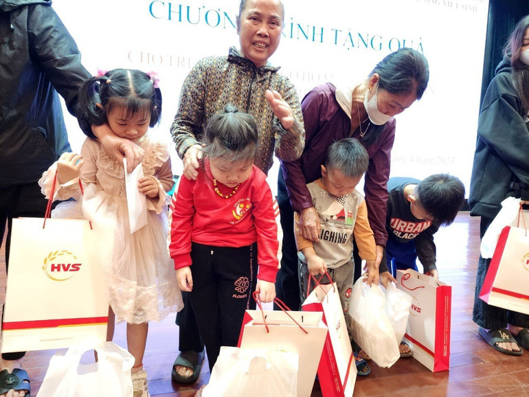 Người nhà các cháu nhỏ cảm động trước sự quan tâm mà Câu lạc bộ Báo chí Bắc Ninh cùng các nhà hảo tâm dành cho các cháu. Người nhà các cháu nhỏ cảm động trước sự quan tâm mà Câu lạc bộ Báo chí Bắc Ninh cùng các nhà hảo tâm dành cho các cháu.