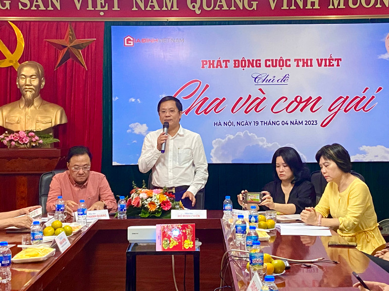 Nhà báo Hồ Minh Chiến phát biểu khai mạc cuộc thi viết “Cha và con gái”. Nhà báo Hồ Minh Chiến phát biểu khai mạc cuộc thi viết “Cha và con gái”.