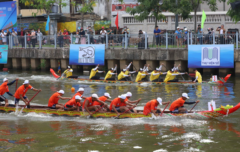 Gần nửa cây số hai bờ kênh Nhiêu Lộc đông đúc khán giả đứng sát bờ theo dõi đua ghe ngo, lần đầu Thành phố Hồ Chí Minh tổ chức.
