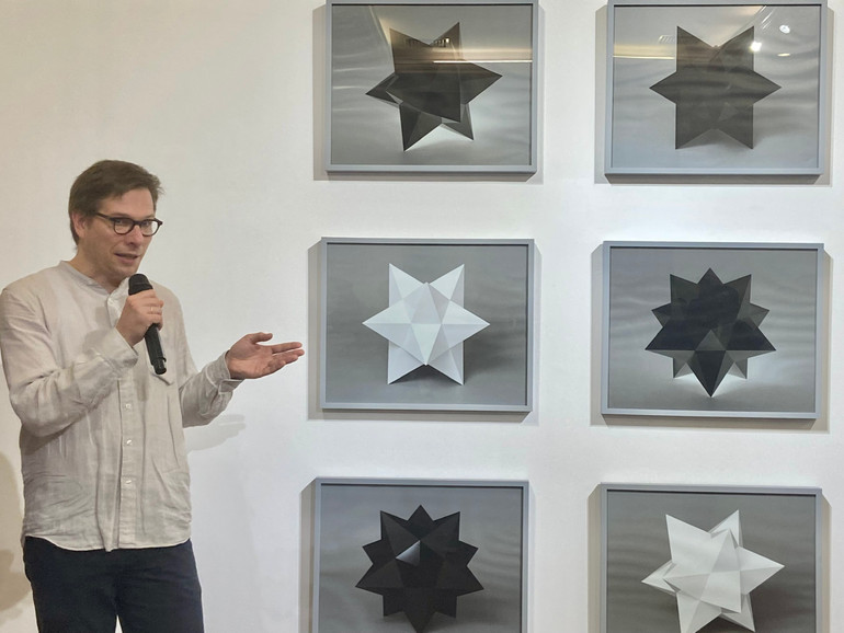 Nhiếp ảnh gia Adrian Sauer giới thiệu về các tác phẩm của mình. Nhiếp ảnh gia Adrian Sauer giới thiệu về các tác phẩm của mình.