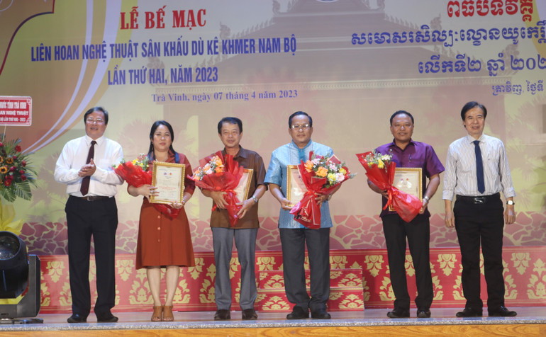 Tại buổi lễ, các diễn viên xuất sắc được tặng hoa, khen thưởng.