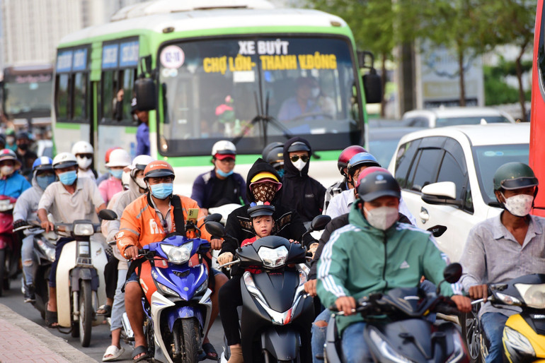 Nhiều ngả đường TP Hồ Chí Minh chật cứng xe cộ, chiều 28/4.