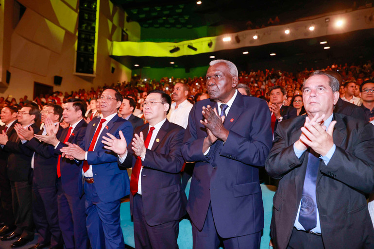 Chủ tịch Quốc hội Vương Đình Huệ và Chủ tịch Quốc hội Chính quyền Nhân dân nước Cộng hòa Cuba Esteban Lazo Hernandez cùng các đại biểu dự kỷ niệm. (Ảnh: TTXVN) Chủ tịch Quốc hội Vương Đình Huệ và Chủ tịch Quốc hội Chính quyền Nhân dân nước Cộng hòa Cuba Esteban Lazo Hernandez cùng các đại biểu dự kỷ niệm. (Ảnh: TTXVN)