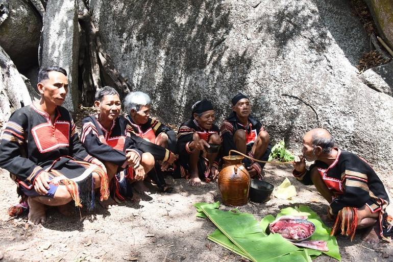 Thầy cúng cùng các già làng, người uy tín thực hiện nghi lễ dưới chân núi thần Chư Tao Yang. (Ảnh: ĐỨC THỤY) Thầy cúng cùng các già làng, người uy tín thực hiện nghi lễ dưới chân núi thần Chư Tao Yang. (Ảnh: ĐỨC THỤY)