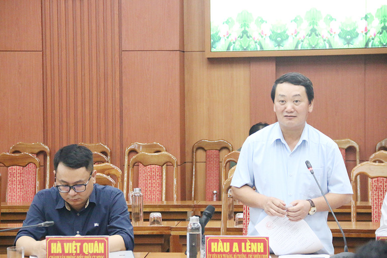 Đồng chí Hầu A Lềnh phát biểu tại buổi làm việc.