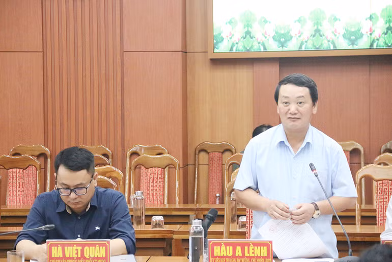 Đồng chí Hầu A Lềnh phát biểu tại buổi làm việc.