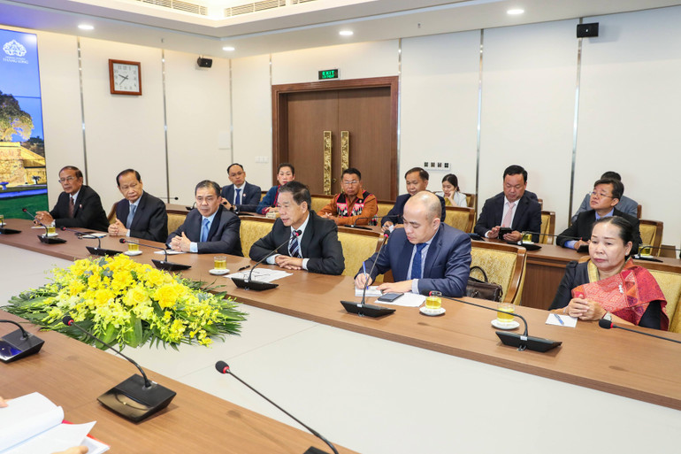 Chủ tịch Ủy ban Trung ương Mặt trận Lào xây dựng đất nước Sinlavong Khoutphaythoune cùng các thành viên trong đoàn tại buổi tiếp.