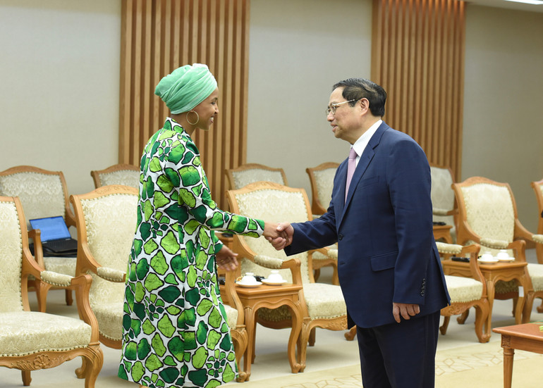 Thủ tướng Phạm Minh Chính đón các thành viên đoàn nghị sĩ Liên bang Hoa Kỳ do Thượng nghị sĩ bang Oregon Jeff Merkley dẫn đầu. Thủ tướng Phạm Minh Chính đón các thành viên đoàn nghị sĩ Liên bang Hoa Kỳ do Thượng nghị sĩ bang Oregon Jeff Merkley dẫn đầu.