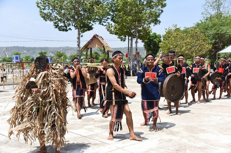 Tiết mục thi diễn tấu cồng chiêng tại Lễ hội cầu mưa. (Ảnh: ĐỨC THỤY) Tiết mục thi diễn tấu cồng chiêng tại Lễ hội cầu mưa. (Ảnh: ĐỨC THỤY)