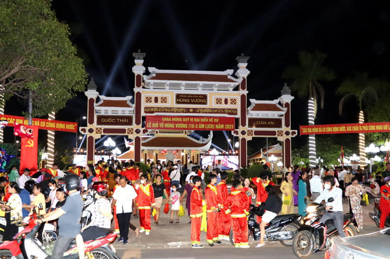 Hàng nghìn người dân đến Công viên văn hóa Hùng Vương tại huyện Trảng Bom tối 28/4.